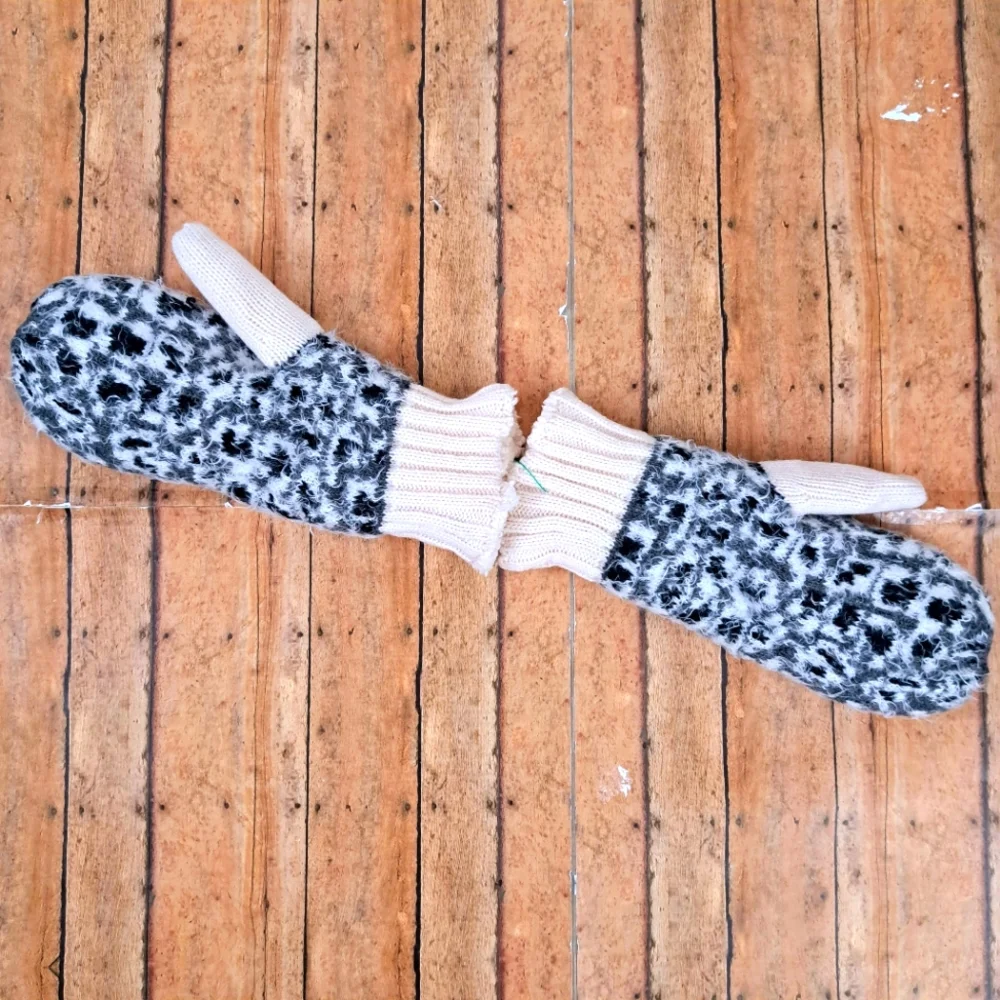 Isotoner Women's Soft Acrylic Knit Black/White Print Mittens Gloves On…